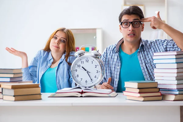 Twee studenten die bijna geen tijd meer hebben om zich voor te bereiden op examens — Stockfoto