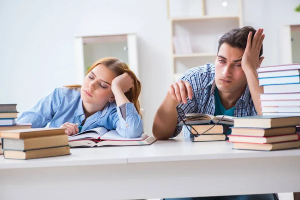 Par de estudantes que estudam para exames universitários — Fotografia de Stock