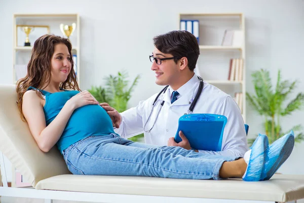 Dokter examencommissie zwangere vrouwelijke patiënt in het ziekenhuis — Stockfoto