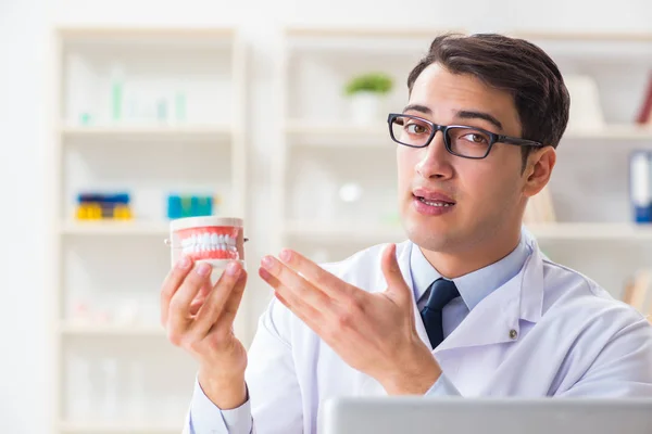 Joven dentista trabajando en el hospital de odontología — Foto de Stock