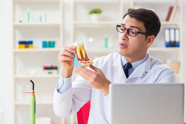 Joven dentista trabajando en el hospital de odontología — Foto de Stock