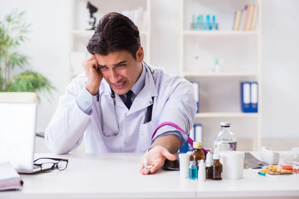 Doctor drug addict in the hospital — Stock Photo, Image