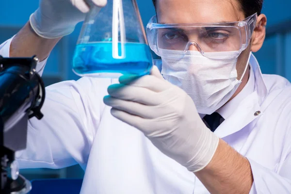 Asistent chemie pracující v chemické laboratoři — Stock fotografie