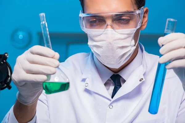 Chemistry assistant working in the chemical lab — Stock Photo, Image