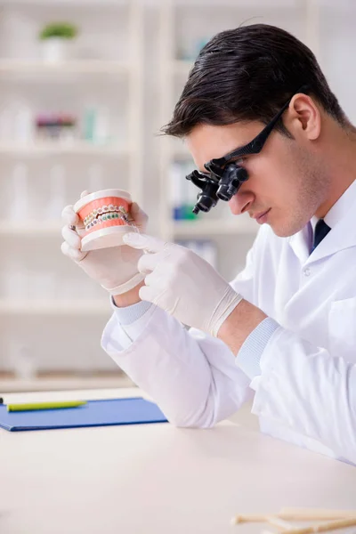 Joven dentista trabajando en el hospital de odontología —  Fotos de Stock