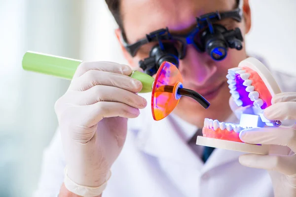 Jovem dentista que trabalha no hospital de odontologia — Fotografia de Stock