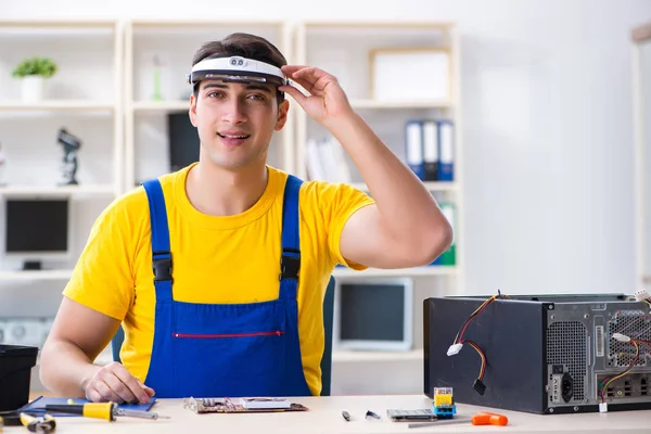 Computer repair technician repairing hardware — Stock Photo, Image