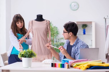 Hamile kadın yeni kıyafet için terziye gidiyor.