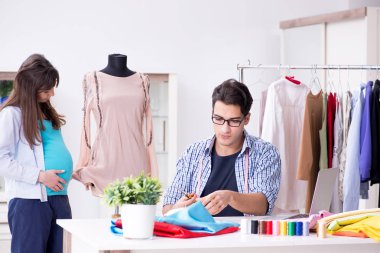 Hamile kadın yeni kıyafet için terziye gidiyor.