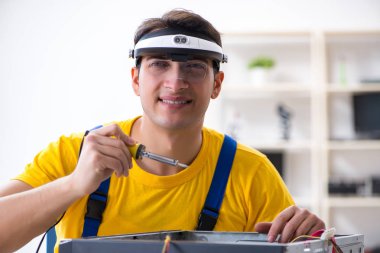 Bilgisayar tamir teknisyeni donanımı tamir ediyor