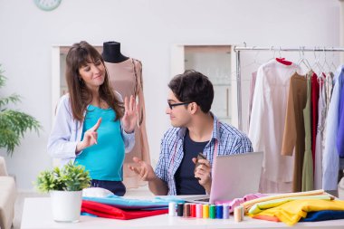 Hamile kadın yeni kıyafet için terziye gidiyor.