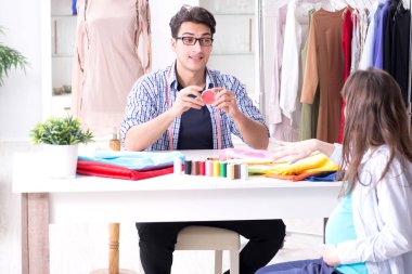 Hamile kadın yeni kıyafet için terziye gidiyor.