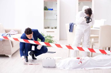 Adli tıp dedektifi suç mahallinde.