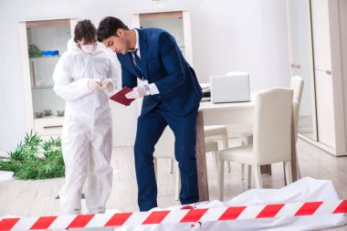 Adli tıp dedektifi suç mahallinde.