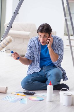 Genç adam bütçesini yenileme projesine harcıyor.