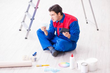 Boyama işi için renkleri eşleştirmeye çalışan genç ressam