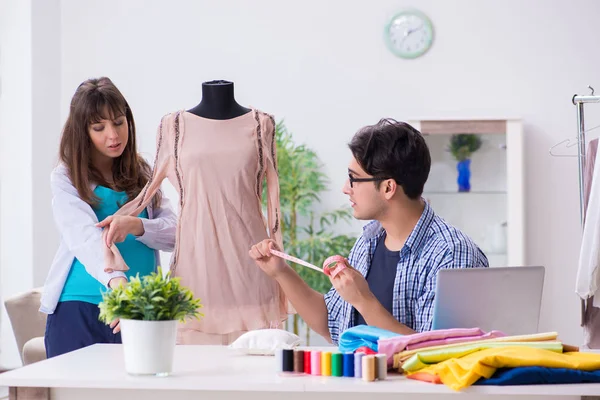 Hamile kadın yeni kıyafet için terziye gidiyor.