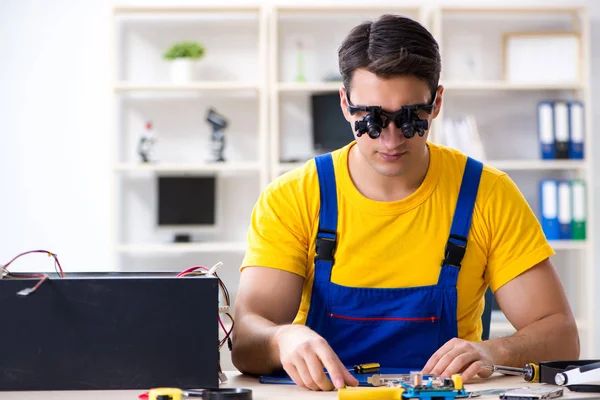 ⬇ Скачать картинки Пайка ученик, стоковые фото Пайка ученик в хорошем ...