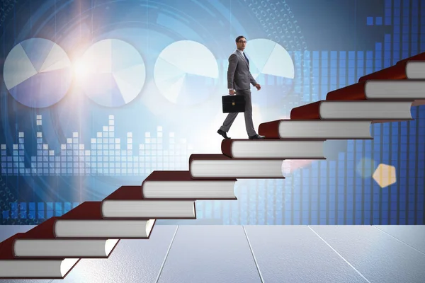 Estudiante de negocios escalando la escalera de los libros de educación — Foto de Stock