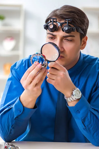 Smycken arbetar med lyxsmycken i verkstaden — Stockfoto