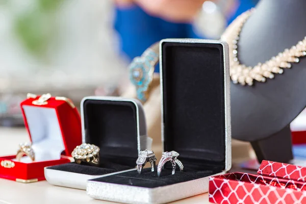Prsten šperky v obchodě displej — Stock fotografie