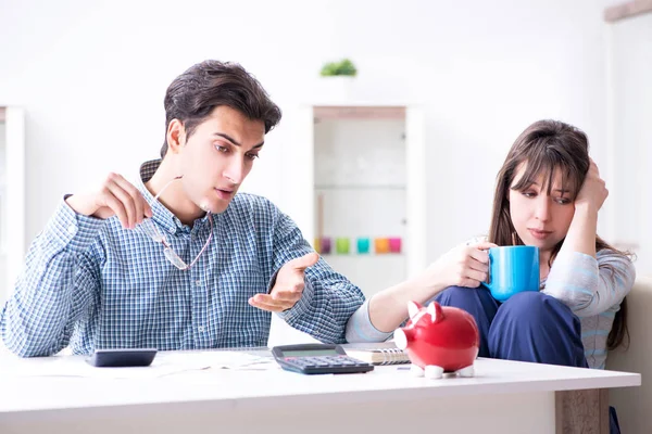 Молодая пара просматривает семейные финансовые документы — стоковое фото