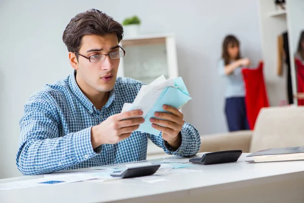 Junges Paar schaut auf Familienfinanzierungspapiere — Stockfoto