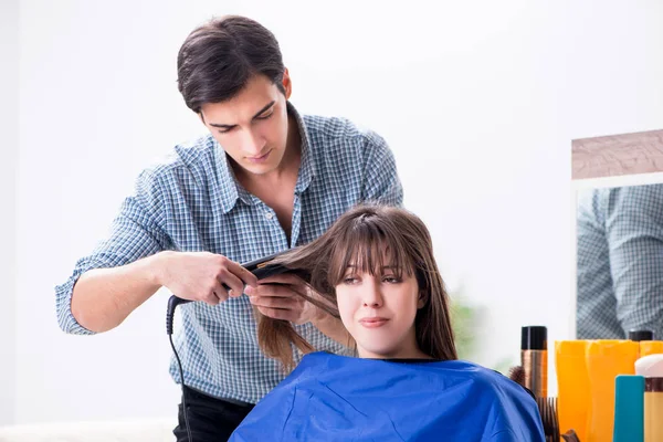 Uomo parrucchiere maschile facendo taglio di capelli per la donna — Foto Stock