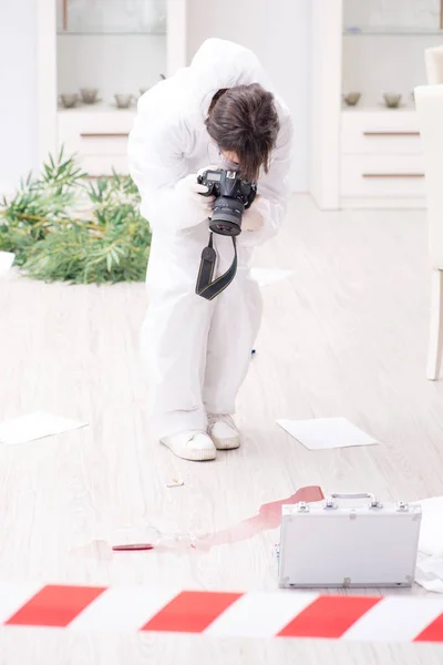 Forensics investigator at the scene of office crime — Stock Photo, Image