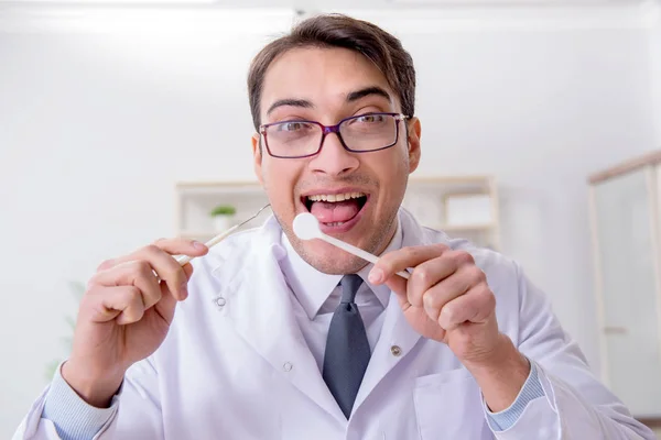 Dentysta w koncepcji medycznej w szpitalu — Zdjęcie stockowe