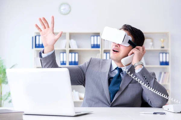 Podnikatel s brýlemi virtuální reality v moderní technologii co — Stock fotografie