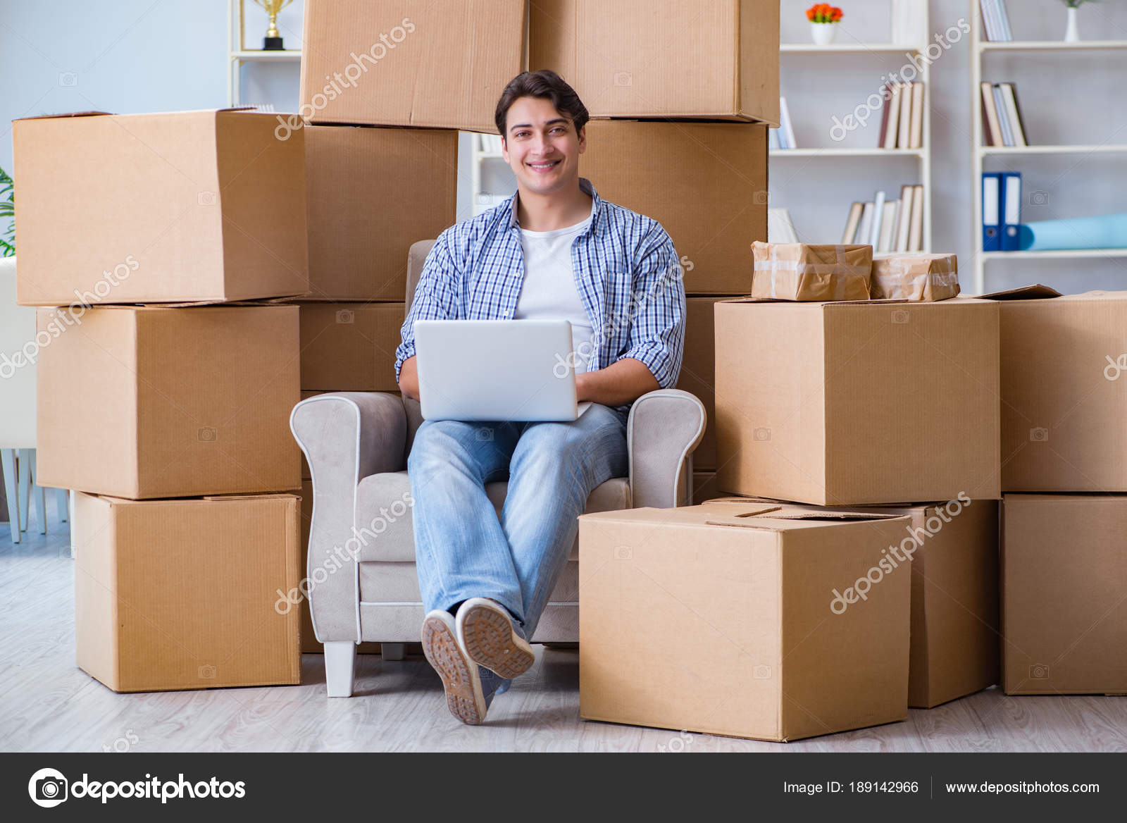 человек с коробками. переехали в новую квартиру. семья с коробками. счастливая семья в квартире. завалило коробками.