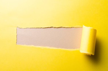 Mesajınız için boş alanı olan yırtık kağıt