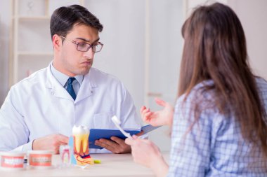 Hasta ön randevu için dişçi muayenesi yapan doktor