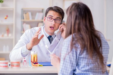 Hasta ön randevu için dişçi muayenesi yapan doktor