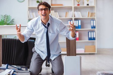 İflas etmiş işadamı ofis katında kızgın.