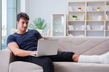 Kırık bacağı olan adam evde iyileşiyor.