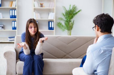 Kocası tarafından dövülen psikolog bir kadın.