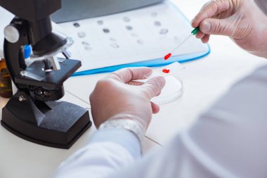 Uyuşturucu sentezi laboratuarı haplarla deney yapıyor.