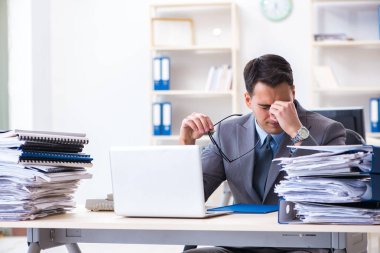 Fazla mesai, evrak işi yükü altında.