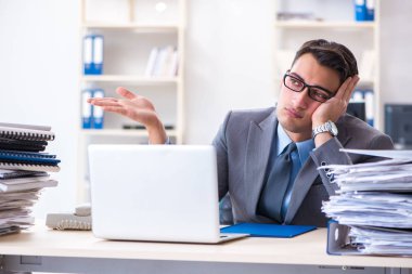 Fazla mesai, evrak işi yükü altında.