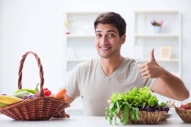 Sağlıklı beslenme ve beslenme konsepti olan genç bir adam