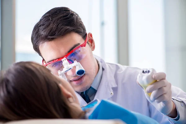 Dentiste visiteur patient pour un contrôle et un remplissage réguliers — Photo