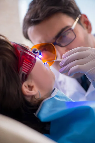 Pacient u zubaře na pravidelné prohlídky a plnění — Stock fotografie