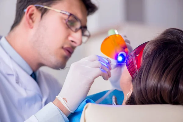 Pacient u zubaře na pravidelné prohlídky a plnění — Stock fotografie
