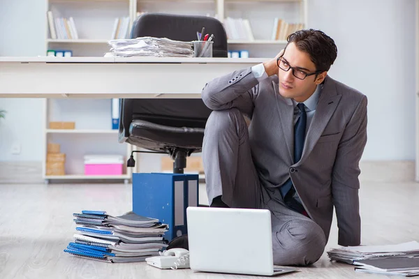 Empresario trabajando y sentado en el piso en la oficina — Foto de Stock