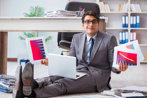 Biznesmen pracujący i siedzący na piętrze w biurze — Zdjęcie stockowe