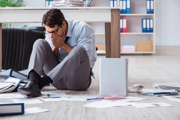 Homme d'affaires en colère dans le plancher du bureau — Photo