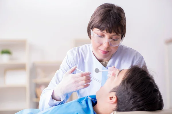 Odontólogo visitante del paciente para chequeo y llenado regulares — Foto de Stock