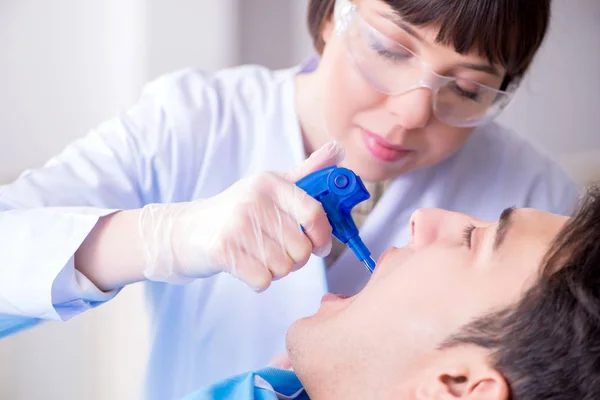 Dentiste visiteur patient pour un contrôle et un remplissage réguliers — Photo